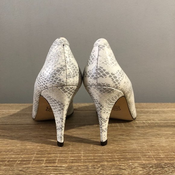 Caressa Womens 8M White/Black snake Design High Heel Pumps - Picture 4 of 8